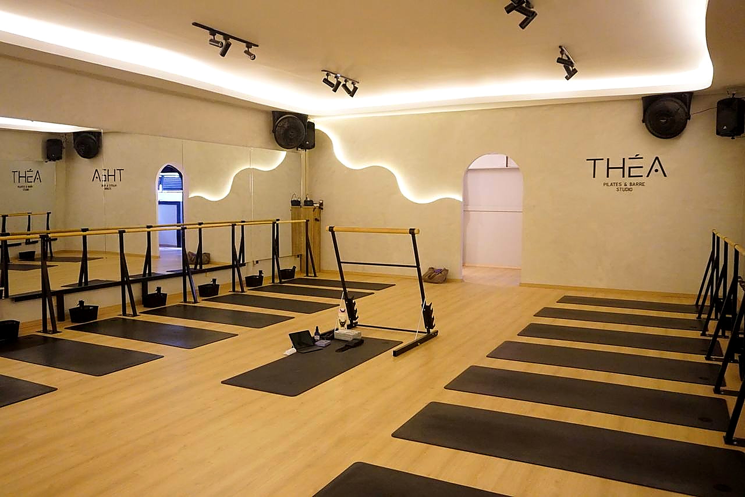Sala de Barre con espejos y luz cálida