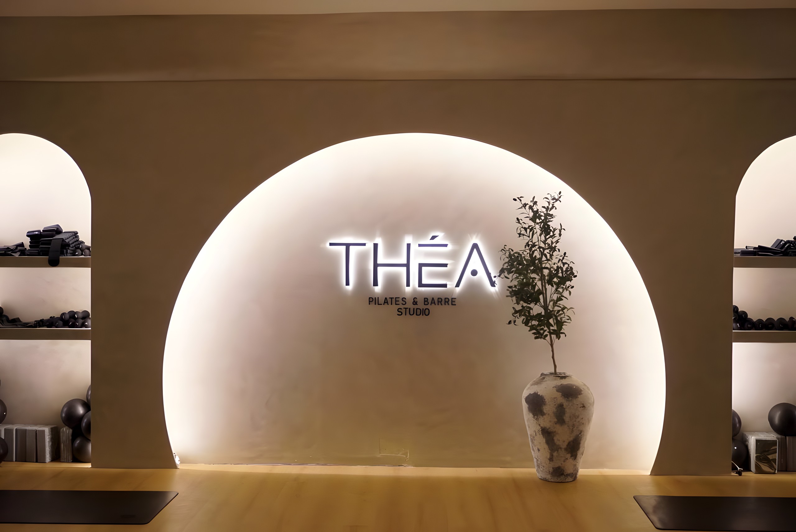 Théa Studio: arco iluminado con logo Pilates & Barre, estudio en Cuautitlán Izcalli